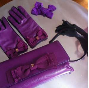 E para acompanhar, ainda tem a clutch, luvas, tiara...