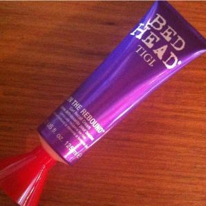 Passe pouco (o equivalente a 1,5 centímetro para fios médios), no cabelo apenas úmidos, do comprimento às pontas. 