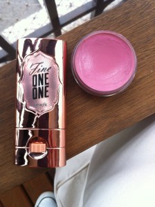 O Fine One One, da Benefit, é meu blush pêssego: ilumina, colore e afina em duas passadas. E o Casual Color, da MAC, dea aquele ruborzinho inocente nas bochechas, na boca...