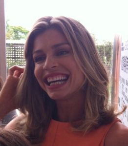 O cabelo encurtou nas mãos de C. Kamura -- e rapidinho se tornou um dos cortes do ano! O sorriso? Continua aberto.