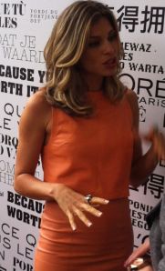 Modelitos curtos ou decotados demais deram lugar a modelos como esse da NK.