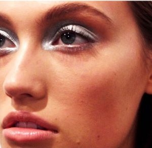 Toque moderno: o pigmento extrapola um pouco no canto interno, mas não ultrapassa o externo.