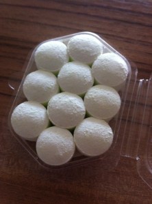 Três pastilhas, água morna, 15 minutos e seus pés ficam mais macios e relaxados. 