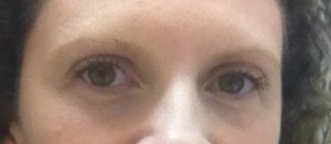 Sem sobrancelha: os olhos ficam pequenos, o rosto perde força...