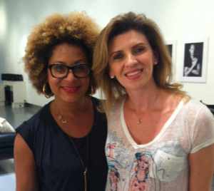 Lori Taylor, maquiadora global da marca, entregou truques de efeito rápido para colocar em prática já!