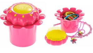 Em forma de flor, ela guarda elásticos e fivelinhas!