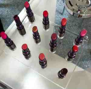 Cor, duração, cremosidade e hidratação. De Urban Decay.