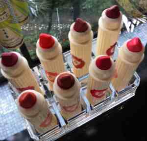 Se não bastasse as cores serem incríveis, a embalgem dos batons Benefit também é linda!