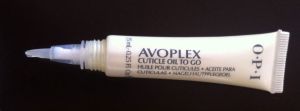 O Avoplex, da OPI, é uma canetinha muito prática. Duas ou três passadinhas no sinal fechado e as cutículas ficam hidratadas e lindas.