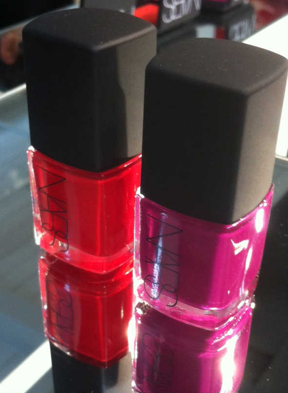 Tomorrow's Red é inquietante. Mas o No Limits é um violeta/pink que mora no meu coração e vai passar um bom tempo nos meus pés!