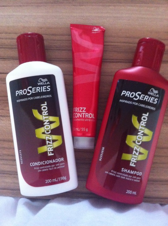 A linha promete fios sem frizz por 30 dias...