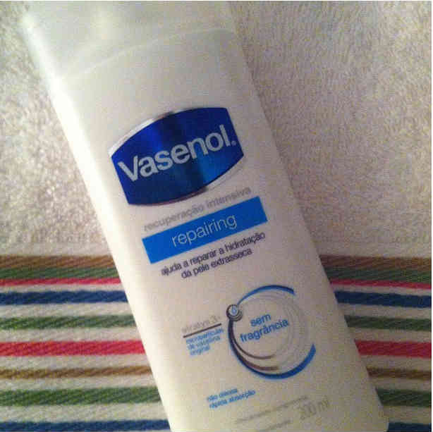 Assim que sair do boxe, não se distraia: você tem 3 minutos para aplicar o hidratante e garantir sua absorção máxima. Este, de Vasenol, tem custo-benefício incrível, não tem cheiro e hidrata profundamente. Aprovadíssimo.