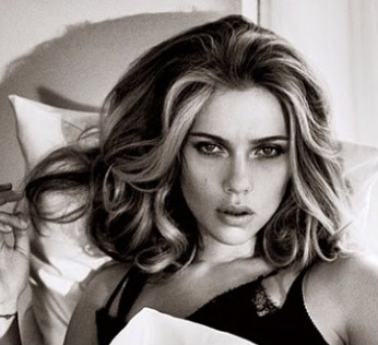 Ficar assim, com a carinha da Scarlett Johansson, não dea. Mas levar uma foto ajuda muito a chegar perto do resultado que você imaginou para a escova...