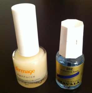 A Nail Force, da Dermage, e a Protective Base, de Mavala, fortalecem e protegem as unhas. Vale deixar na bolsa para não esquecer quando for à manicure.