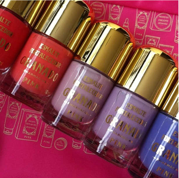 Teve essa coleção de esmaltes fortalecedores Granado, com tons quentes e pasteis mais suaves...