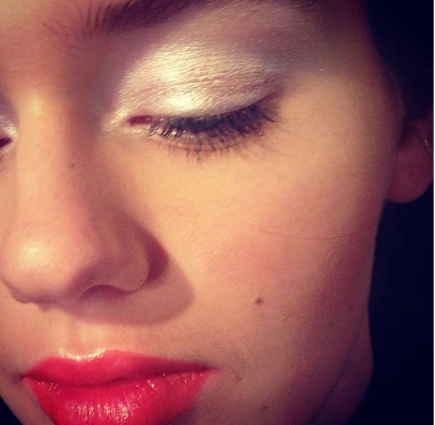 Aqui ela usou sombra branca, fria (inclusive no canto interno e no comecinho da raiz dos cílios inferiores) em contraste com o batom laranja, quente.