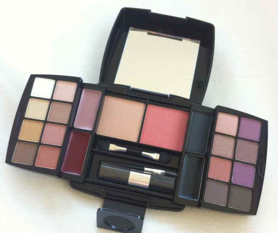 A Palette Make B. Classic Colours traz 18 sombras (uma vale por delineador), 2 blushes e 2 brilhos labiais. 