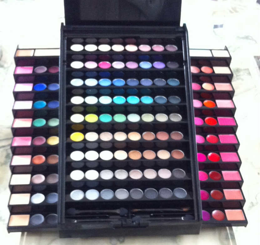 A nova versão da paleta Blockbuster da Sephora tem... 72 sombras, 28 brilhos labiais, 7 blushes, 18 delineadores cremosos, 3 corretivos, 1 primer para os olhos, 1 primer para os lábios, 1 pincel para os olhos, 1 pincel para o rosto e espelho! Dá para resistir? 289 reais.