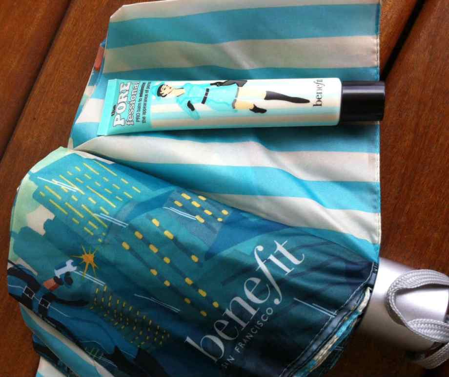 Você já experimentou usar primer antes do make? Faz muita diferença, rincipalmente se você tiver poros abertos e linhas finas. Não é à toa que o Porefessional, da Benefit, já vendeu mais de 10 mil unidades no Brasil. 