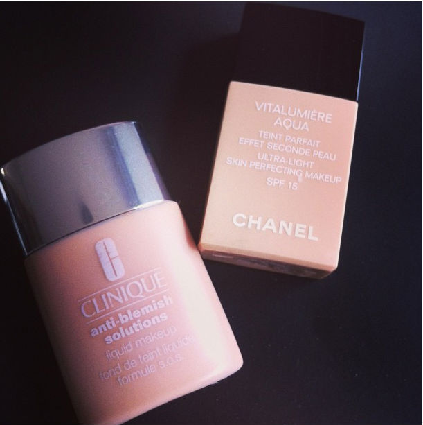 Clinique é bem sequinha (se o tempo estiver quente) e Chanel tem o acabamento mais natural, com cobertura leve.