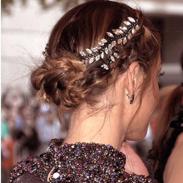 Aqui, o look ganhou sofisticação comk o acessório cheio de brilho. Mas o coque está lá, firme... E meio espevitado.