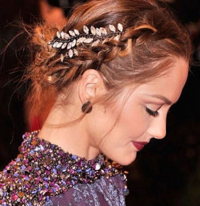 Olhe só que coisa mais linda e romântica a frente do look.