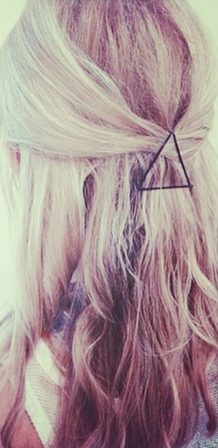 E aqui, o meio preso que ganhou minha atenção por ser rápido, fácil e divertido. Tudo o que você precisa é de três grampos! 