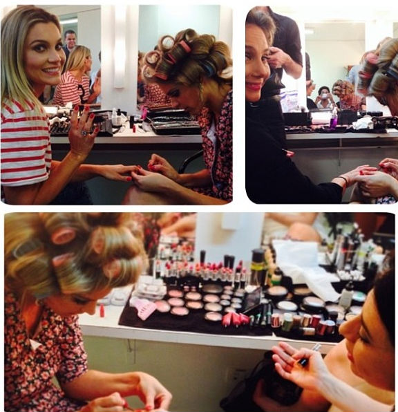 Quem nunca se reuniu numa tarde de sábado com as amigas, para fazer as unhas? Pois aqui, Fernanda Lima dá uma geral nas mãos de Fernanda Torres, Flavia Alessandra e Heloisa Perissé. A cor do esmalte? Vermelho! 