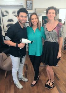 Com Wander Lima e Bia Marques, de GA.MA Italy, no HI Salão, aprendendo sobre como secar e chapar o cabelo para continuar com fios lindos.