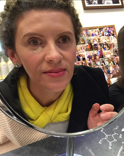 Eu, testando o novo tratamento para olheiras de Kiehl's.